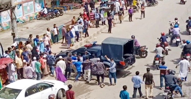 তেলের দাম বাড়ায় ঢাকায় বিক্ষোভ-ভাঙচুর