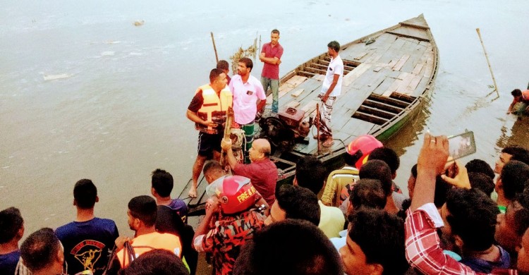 যে নৌকা ডুবে ২৪ মৃত্যু সেই নৌকা দিয়েই চলছে উদ্ধার কাজ
