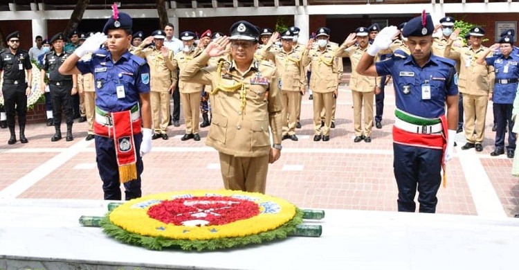 জাতির পিতার সমাধিতে নবনিযুক্ত আইজিপির শ্রদ্ধা