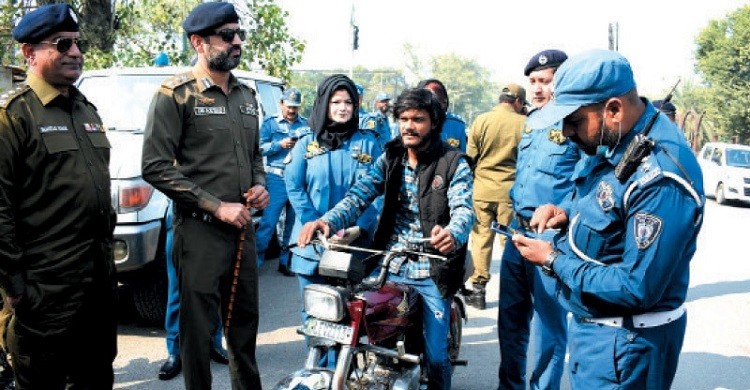 পাকিস্তান পুলিশের ৬ সদস্যকে গুলি করে হত্যা