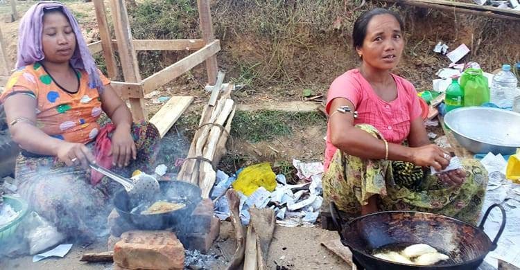 পাহাড়ে অনন্য স্বাদের পিঠা ‘ছেছমা’