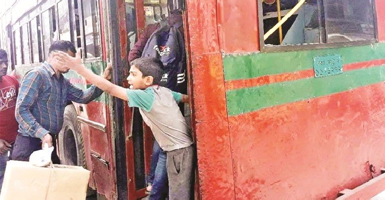 সড়ক পরিবহন বিধিমালা চূড়ান্ত: ২০ এর কম বয়সীরা কন্ডাক্টর হতে পারবে না