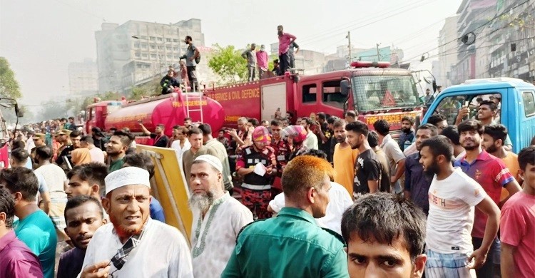 নিউ মার্কেটের চার পাশের সড়ক অচল