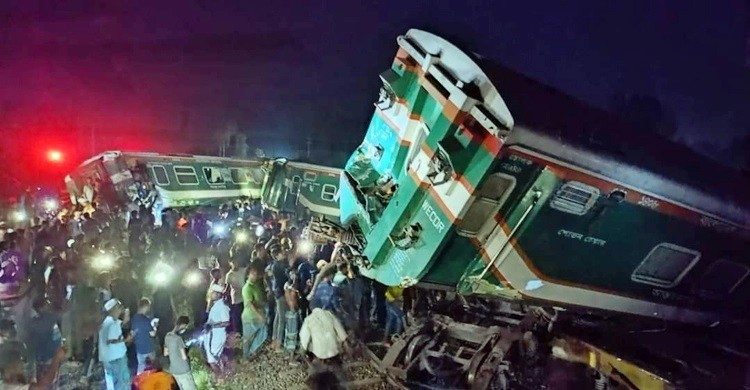 দুই ট্রেনের সংঘর্ষ, হতাহতের শঙ্কা