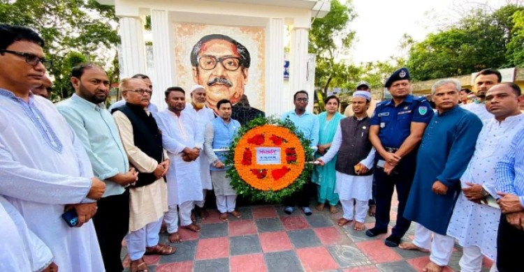 জাতির পিতা বঙ্গবন্ধুর প্রতিকৃতিতে মাননীয় প্রধানমন্ত্রীর প্রটোকল অফিসারের শ্রদ্ধা