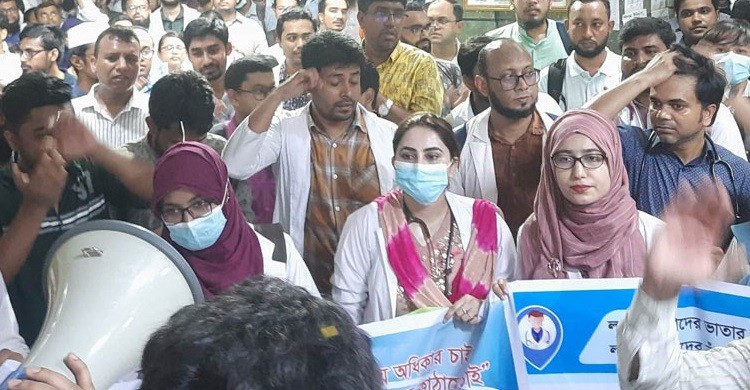 চিকিৎসকদের আন্দোলনে উত্তাল বিএসএমএমইউ, ভিসি অবরুদ্ধ