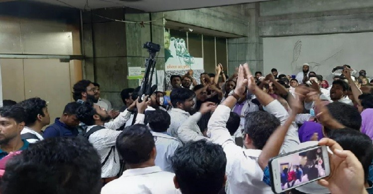 পোস্টগ্রাজুয়েট চিকিৎসকগণ অনির্দিষ্টকালের কর্মবিরতিতে যাচ্ছেন