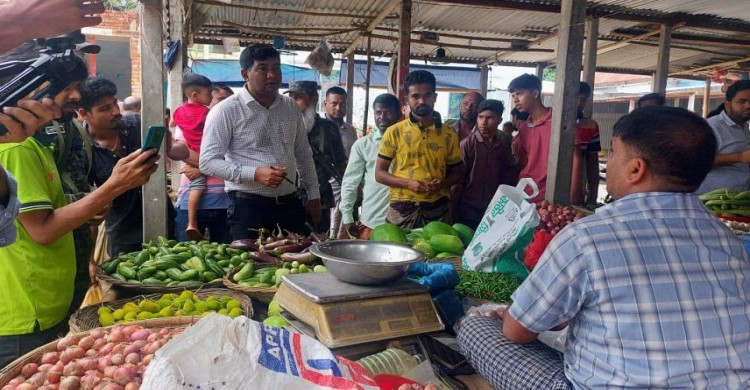 অতিরিক্ত দামে কাঁচা মরিচ বিক্রি, ৫ ব্যবসায়ীকে জরিমানা