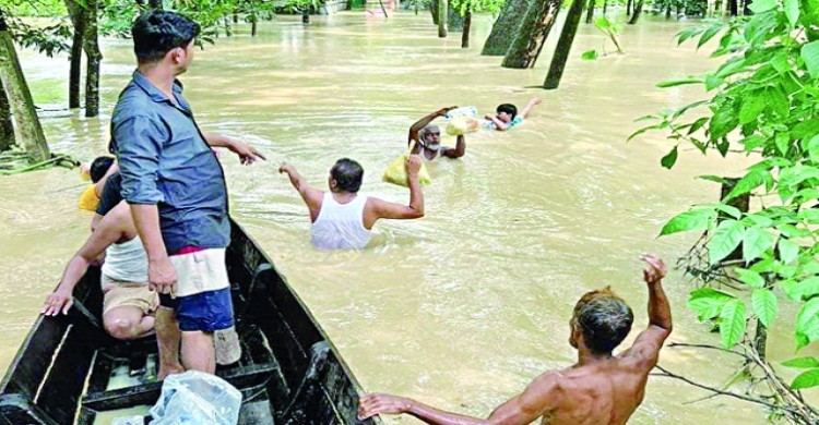বন্যা পরিস্থিতি: পানি কমছে, ভাসছে ক্ষত, পাহাড়ধসের শঙ্কা