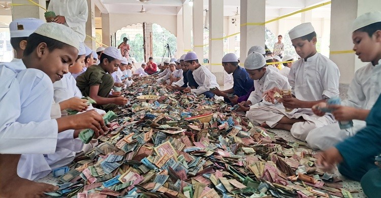 পাগলা মসজিদের দানবাক্সে ২৩ বস্তা টাকা, চলছে গণনা
