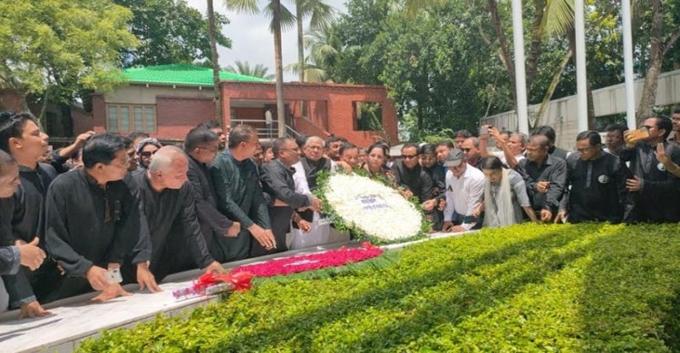 টুঙ্গিপাড়ায় জাতির পিতার সমাধিতে সুপ্রীম কোর্ট আইনজীবী সমিতির শ্রদ্ধা