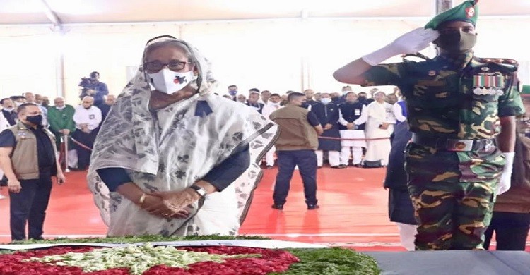 ২১ আগস্ট নিহতদের প্রতি প্রধানমন্ত্রীর শ্রদ্ধা