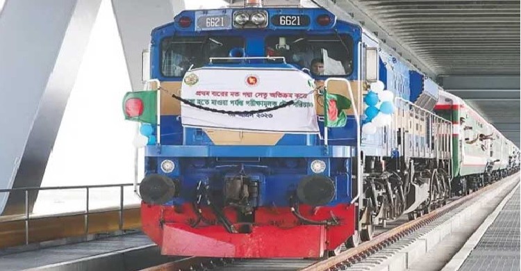 মাত্র ৮ মিনিটেই পদ্মা পার