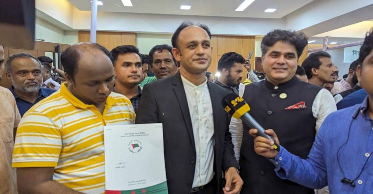 মনোনয়ন ফরম কিনলেন ব্যারিস্টার সুমন