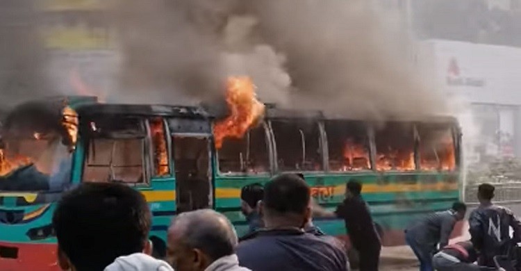 ধানমন্ডিতে বাসে আগুন দিল দুর্বৃত্তরা