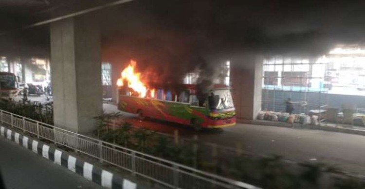 শাহবাগে বাসে আগুন