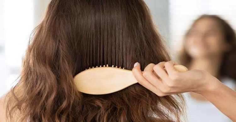 শীতে চুলের বাড়তি যত্ন নিচ্ছেন তো?