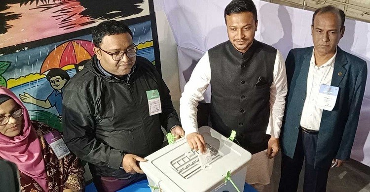 ভোট দিলেন সাকিব