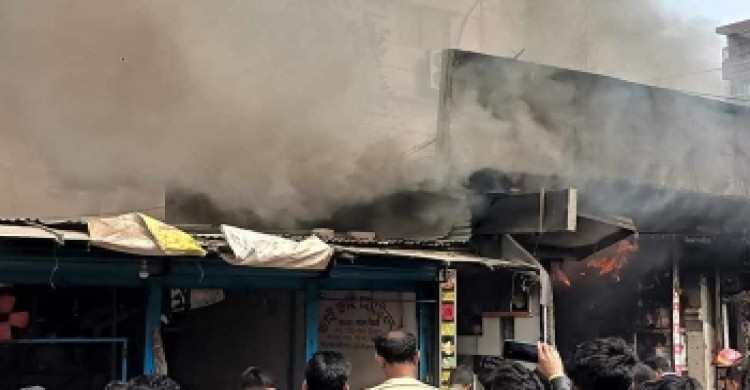 উত্তরায় রেস্টুরেন্টে আগুন, নিয়ন্ত্রণে তিন ইউনিট