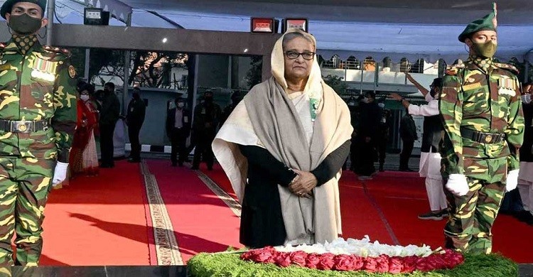 স্বদেশ প্রত্যাবর্তন দিবসে বঙ্গবন্ধুর প্রতিকৃতিতে প্রধানমন্ত্রীর শ্রদ্ধা