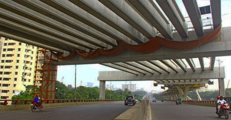 নির্মাণাধীন এক্সপ্রেসওয়ের ক্রেন থেকে কনটেইনার পড়ে শ্রমিক নিহত