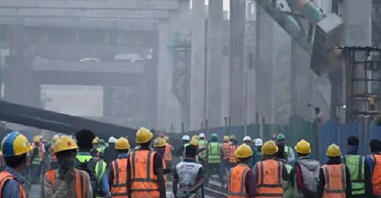 এক্সপ্রেসওয়েতে ক্রেন পড়ে ঘণ্টাখানেক বন্ধ ছিলো ট্রেন