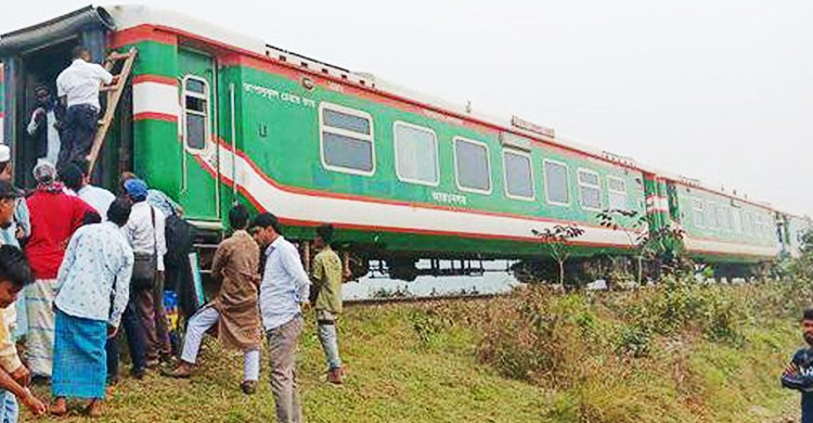 চলন্ত অবস্থায় ট্রেনের তিন বগি বিচ্ছিন্ন
