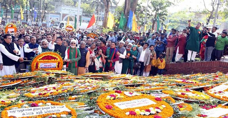 আজ অমর একুশে ফেব্রুয়ারি, শ্রদ্ধার ফুলে ভরে গেছে শহীদ বেদি