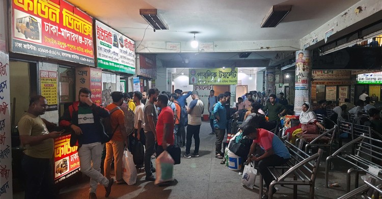 মহাখালী বাস টার্মিনালে বেড়েছে বাড়ি ফেরা মানুষের চাপ