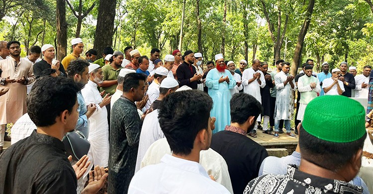 আজিমপুরে মায়ের কবরের পাশে হায়াতুন নেসার দাফন