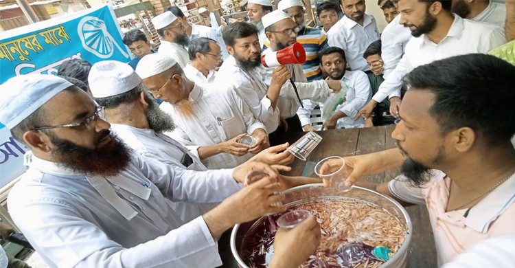 আইনজীবী ও পথচারিদের মাঝে হাতপাখা ও শরবত বিতরণ