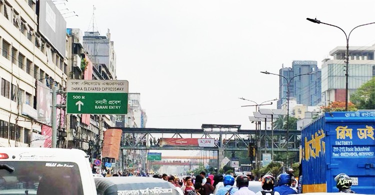 পুলিশের মধ্যস্থতায় ২ ঘণ্টা পর সড়ক ছাড়লেন শ্রমিকরা