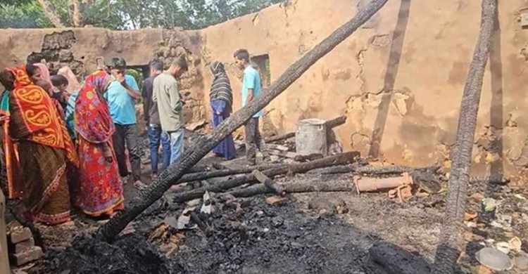 বজ্রপাতে ঘর পুড়ে ছাই মা ও শিশুর মৃত্যু
