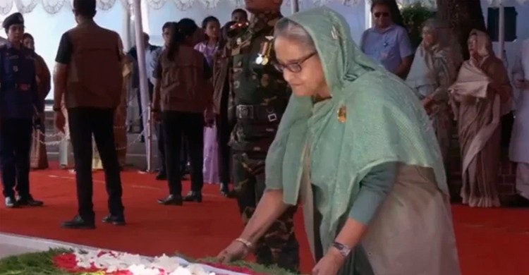 টুঙ্গিপাড়ায় বঙ্গবন্ধুর সমাধিতে প্রধানমন্ত্রীর শ্রদ্ধা