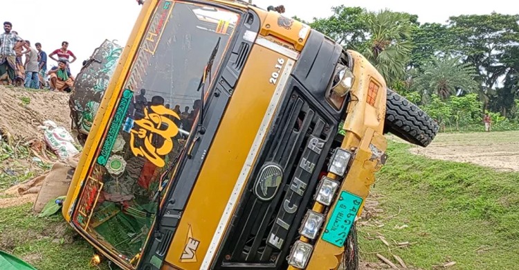 তালায় ট্রাক উল্টে নিহত ২, আহত ১১