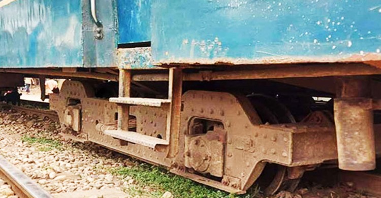 তুরাগ কমিউটার ট্রেনের বগি লাইনচ্যুত