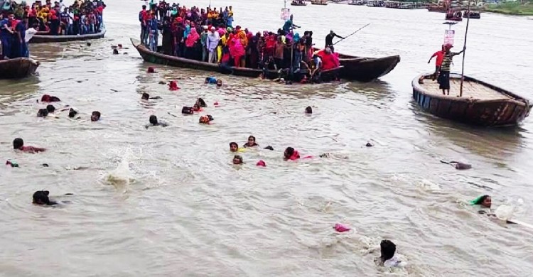 মোংলায় ৬০ জন যাত্রী নিয়ে নৌকাডুবি