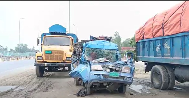 ডিম বোঝাই পিকআপ ভ্যান নিয়ন্ত্রণ হারিয়ে চালক ও হেলপার নিহত