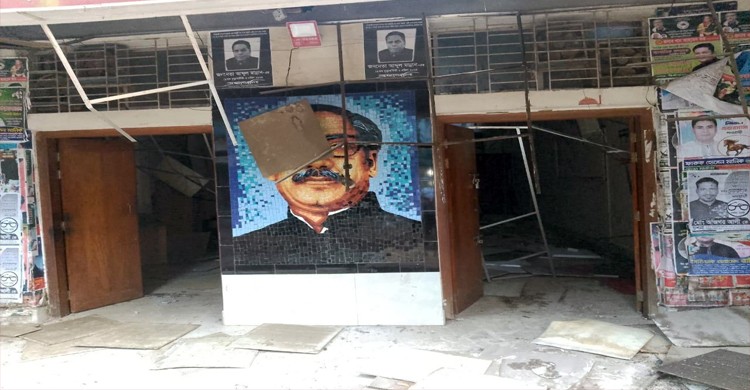 টাঙ্গাইলে গ্যাস বিস্ফোরণে জেলা আওয়ামীলীগ অফিসের ব্যাপক ক্ষয়ক্ষতি