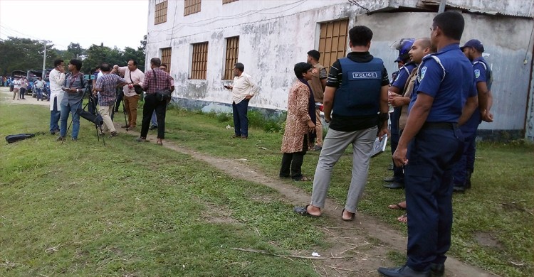 নেত্রকোণায় জঙ্গি আস্তানা সন্দেহে বাড়ি ঘিরে রেখেছে পুলিশ