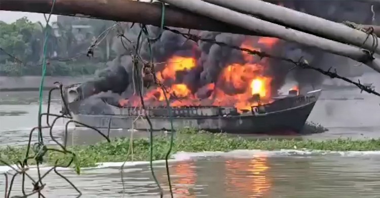 নারায়ণগঞ্জে বুড়িগঙ্গা নদীতে তেলবাহী ট্রলারে আগুন