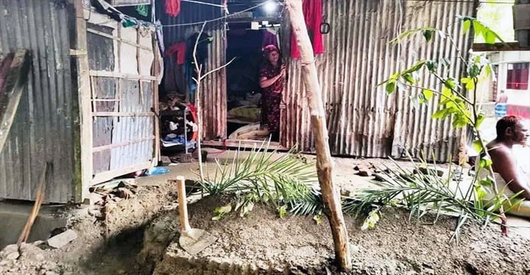 কবরস্থানে জায়গা না পেয়ে ঘরের মেঝেতে মা'র দাফন