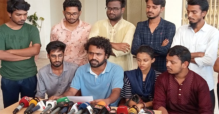 ববিতে সংবাদ সম্মেলন করেছেন আন্দোলনকারী শিক্ষার্থীরা