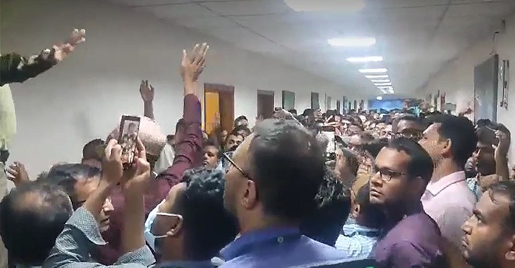 গভর্নরের পদত্যাগের দাবিতে উত্তাল বাংলাদেশ ব্যাংক