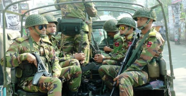 কলমাকান্দায় সেনাবাহিনীর টহল, সঙ্গে রয়েছে পুলিশ
