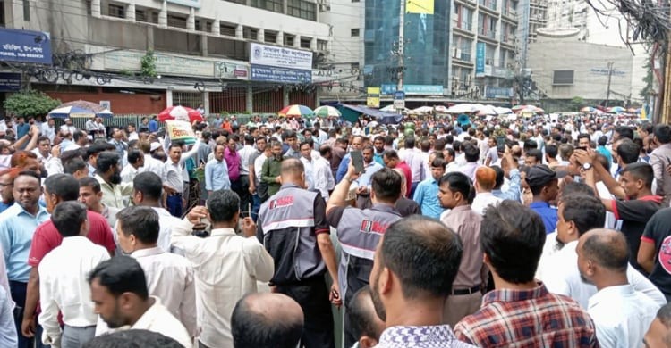 ইসলামী ব্যাংকে বহিরাগতদের গুলি, ৫ কর্মকর্তা গুলিবিদ্ধ