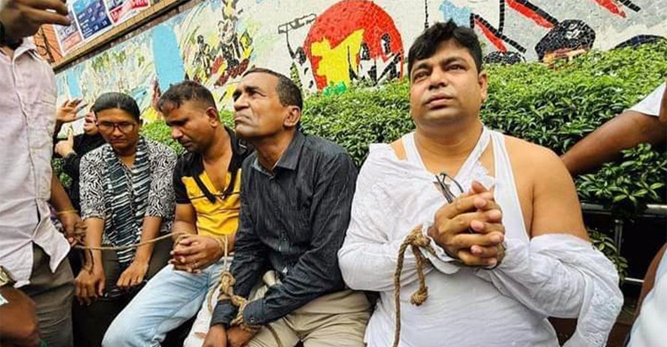 ছাত্র-জনতার দখলে ৩২ নম্বর, ১০ জনকে আটক করে পুলিশে সোপর্দ