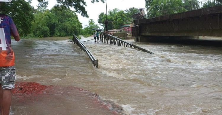 ভারতীয় ঢলের তীব্রতায় তলিয়ে গেছে আখাউড়া স্থলবন্দর, ভেঙে গেছে সেতু
