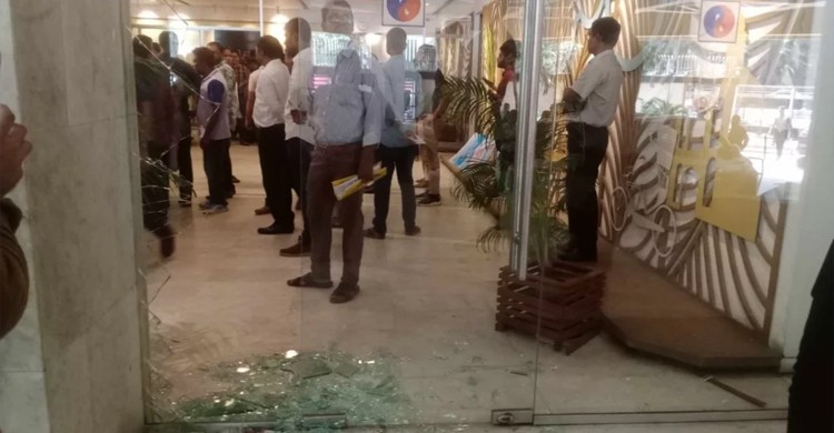 পেট্রোবাংলায় হামলা ভাঙচুর, নতুন এমডিকে অফিসে ঢুকতে দিবেনা তিতাস কর্মীরা