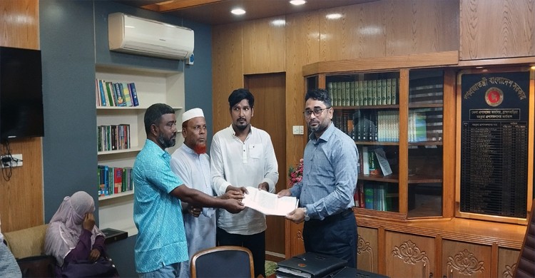 আওয়ামী লীগ নেতা গ্রেফতার, জেলা প্রশাসক কে স্মারকলিপি প্রদান